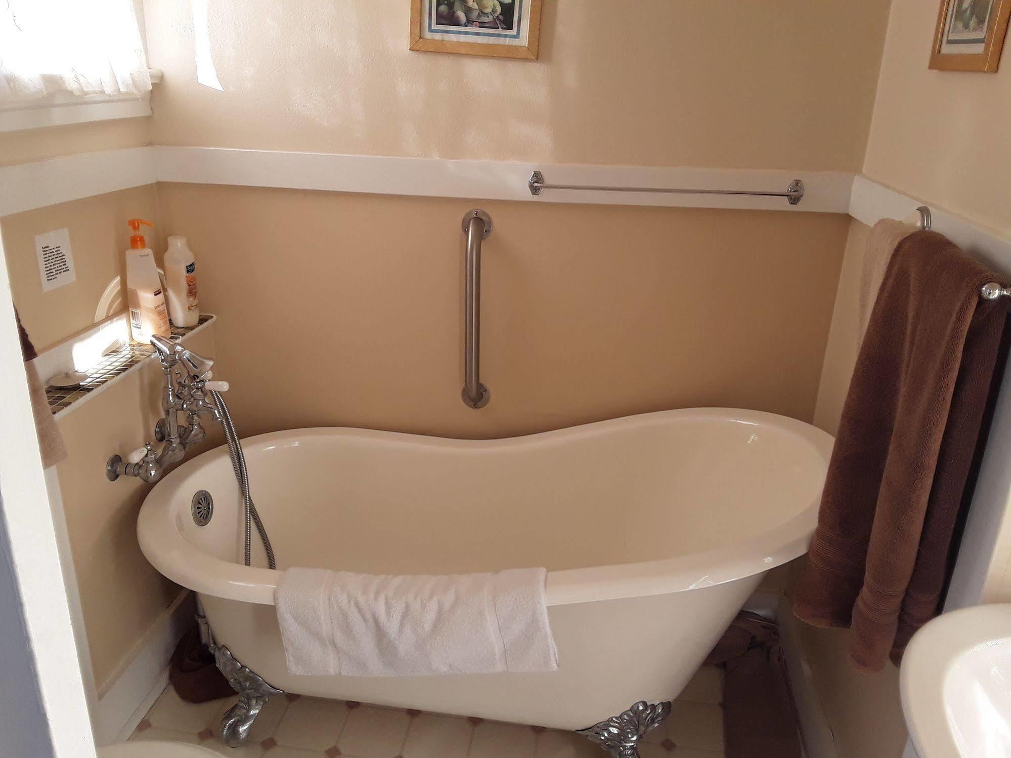 Rose River Inn B&B Астория Екстериор снимка